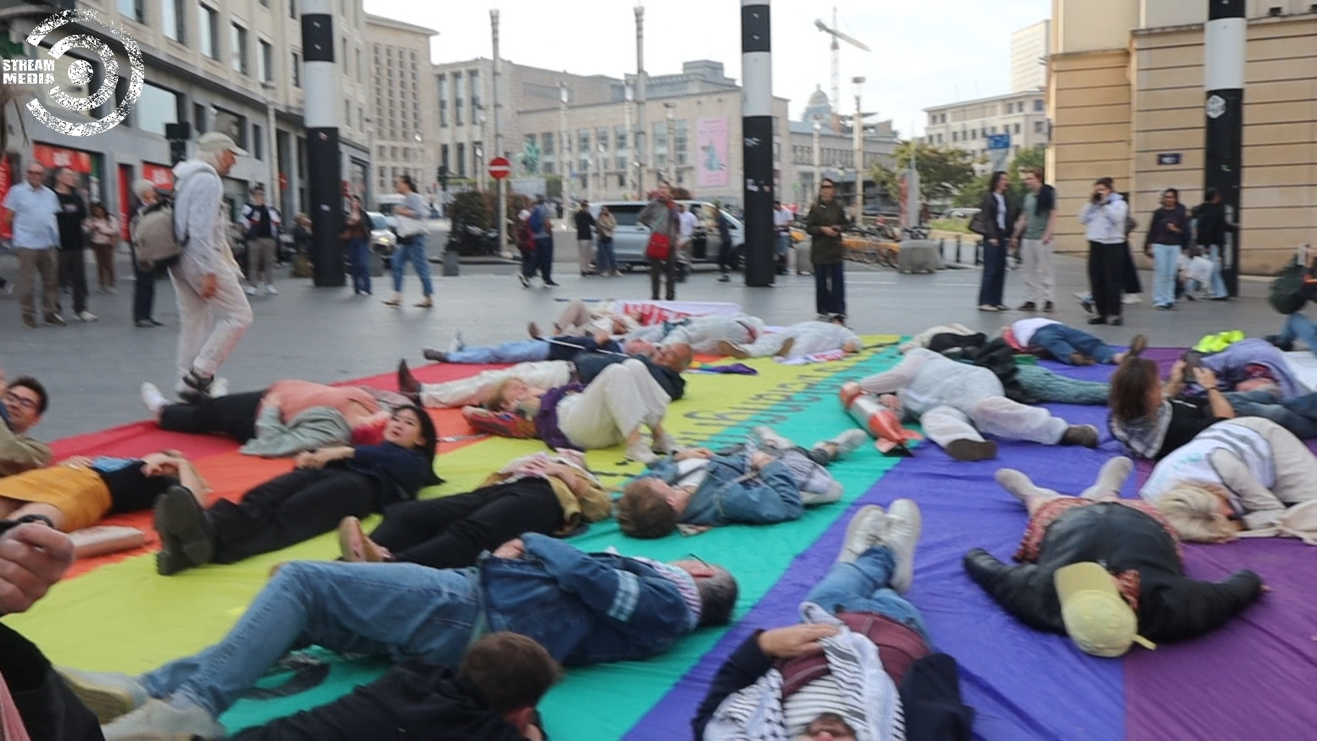 ‘Die-in’ aan Brussel-Centraal: Internationale roep om een kernwapenvrij België