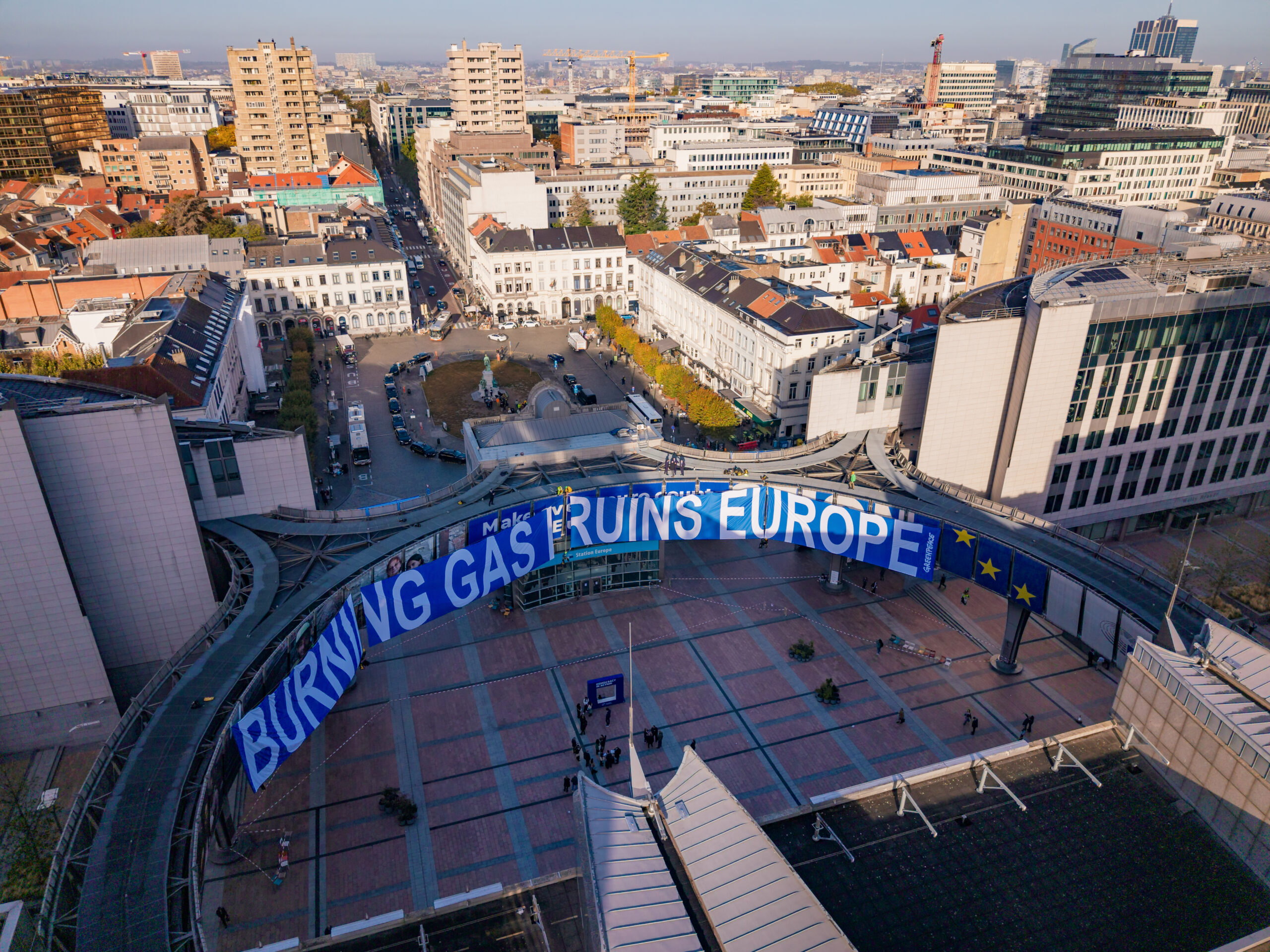 Activisten protesteren bij en in Europees Parlement tegen fossiel gas