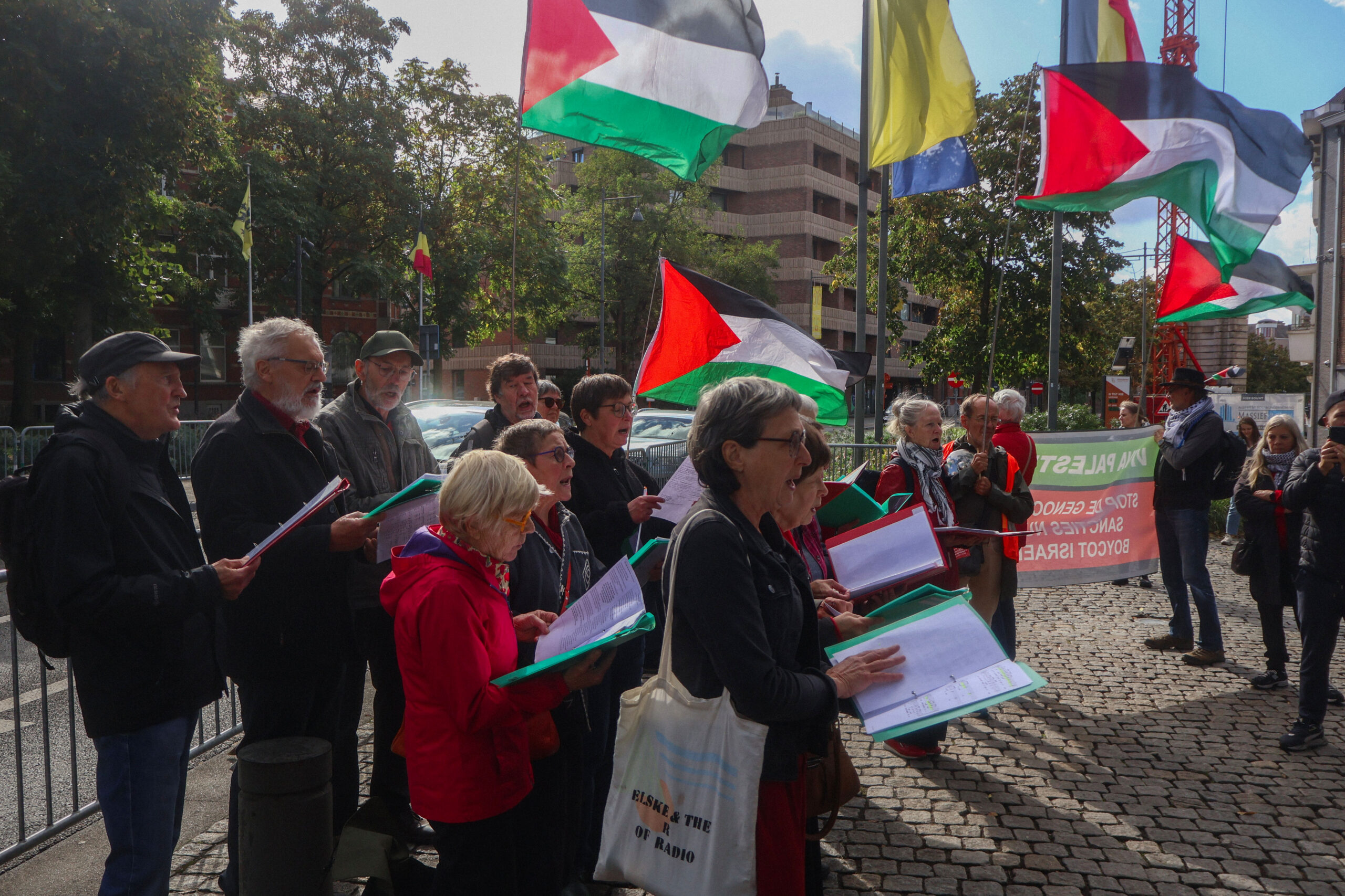 Solidariteitsactie voor Palestina op Hasseltse Kleine Ring: “Belangrijk dat ze weten dat ze niet vergeten zijn”