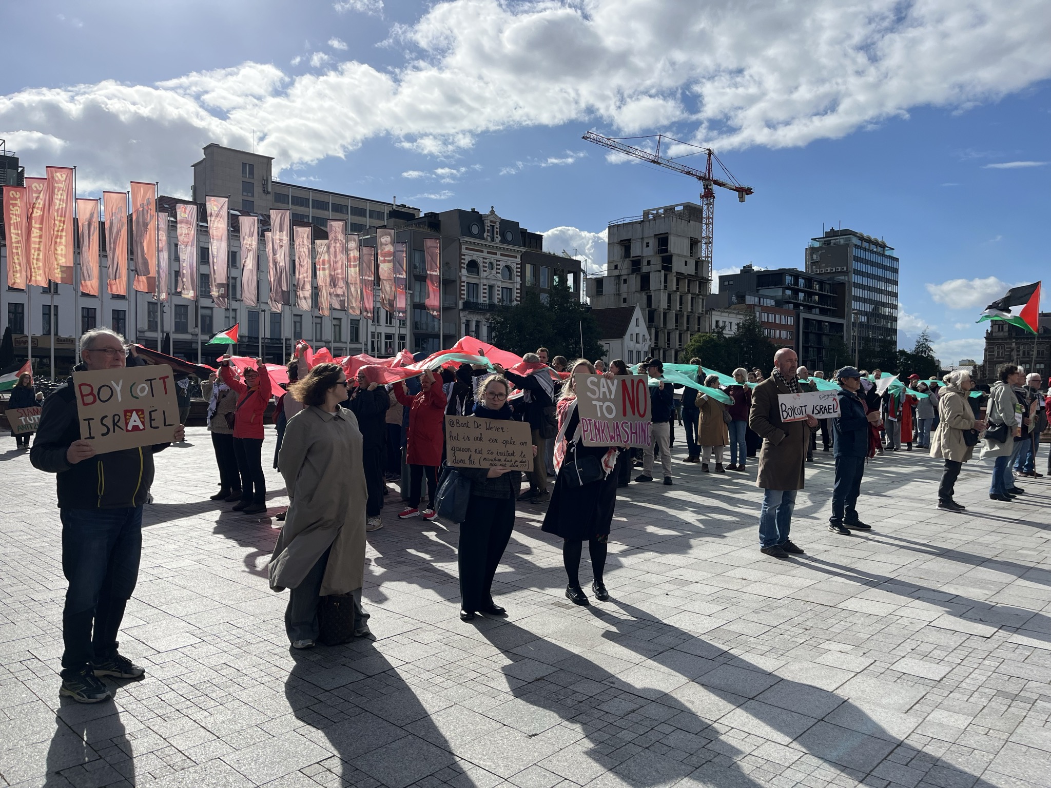 Antwerpen sluit aan bij internationale actiedag voor Palestina met menselijke vlag aan het MAS in Antwerpen