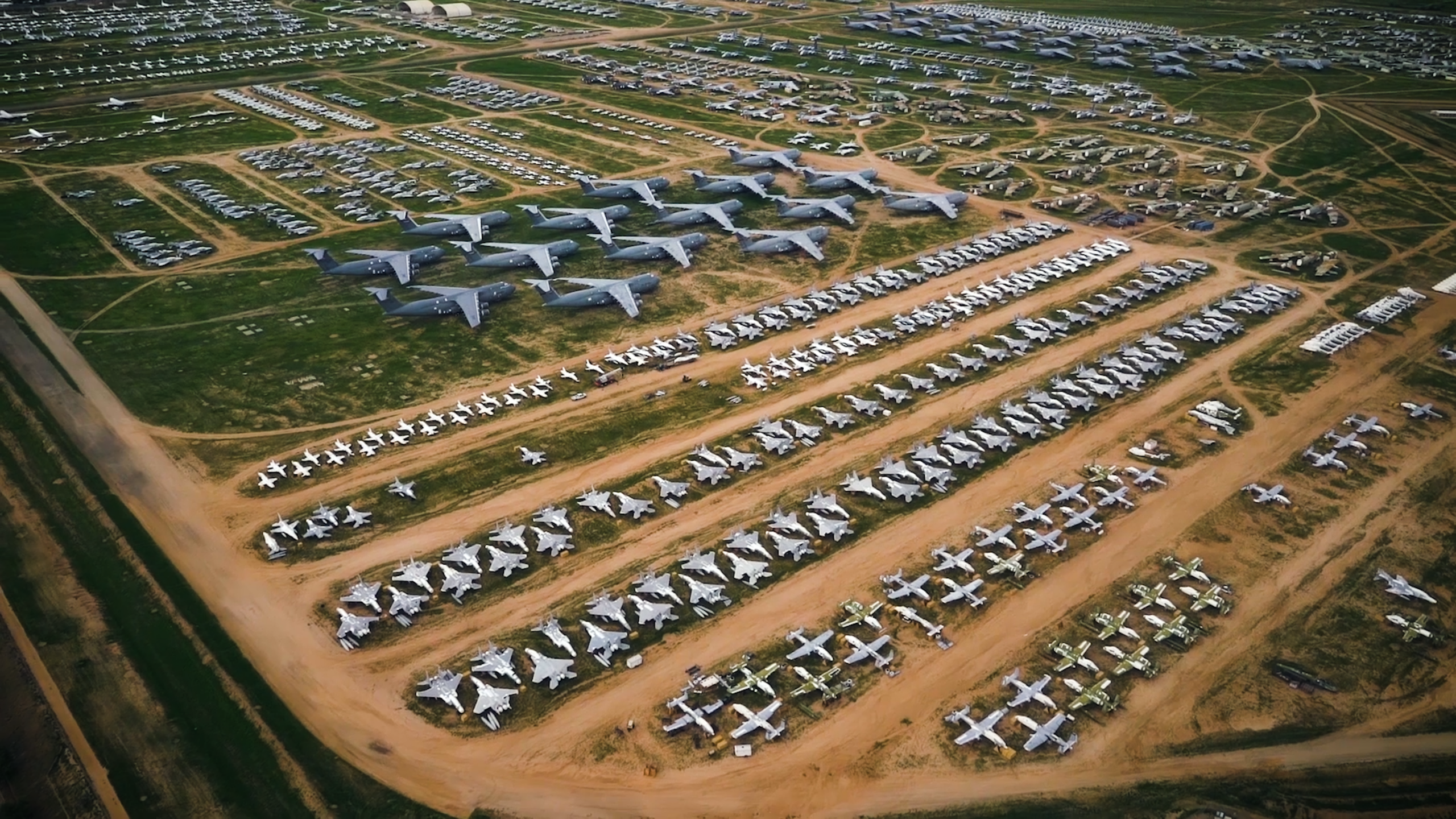 Luchtbeeld van rijen opgeslagen militaire vliegtuigen, uit Earth’s Greatest Enemy.